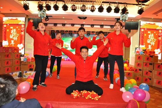 “产业报国 仪起拼搏”2018年度优秀suncitygroup太阳新城人表彰典(图2)